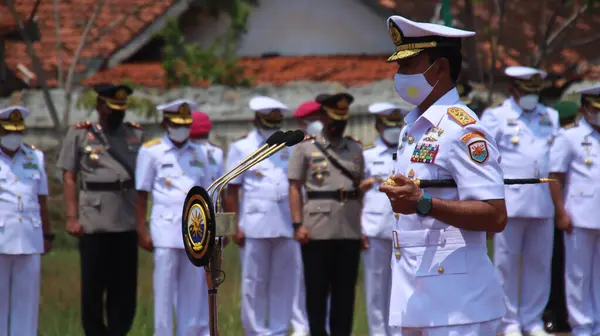 Μέλη Του Ινδονησιακού Ναυτικού Που Πραγματοποιούν Τελετή Προς Τιμήν Των — Φωτογραφία Αρχείου