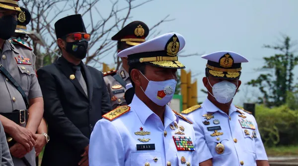 Μέλη Του Ινδονησιακού Ναυτικού Που Πραγματοποιούν Τελετή Προς Τιμήν Των — Φωτογραφία Αρχείου