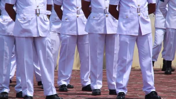 Ινδονήσιες Στρατιωτικές Στολές Έτοιμοι Για Την Τελετή Στρατεύματα Άσπρες Στολές — Αρχείο Βίντεο