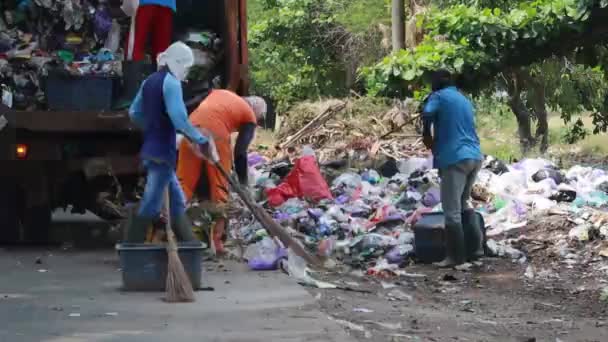 Garbage Worker While Transporting Piles Garbage Batang October 2021 — Stock Video