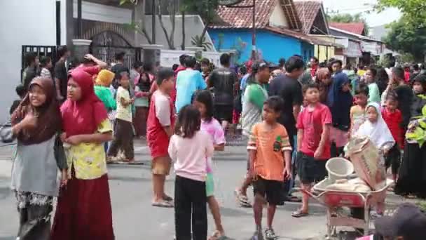 Gli Abitanti Dei Villaggi Indonesiani Affollano Strade Anche Sono Ancora — Video Stock