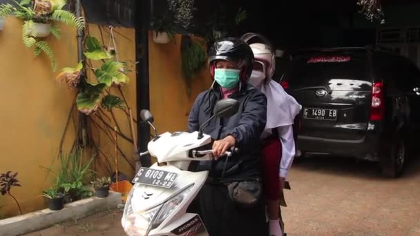 Mother Takes Her Child School Motorbike Batang Indonesia October 2021 — Stock Video