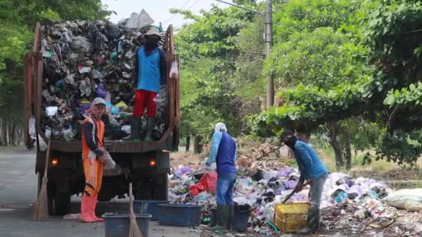 Garbage Worker While Transporting Piles Garbage Batang October 2021 — Stock Video