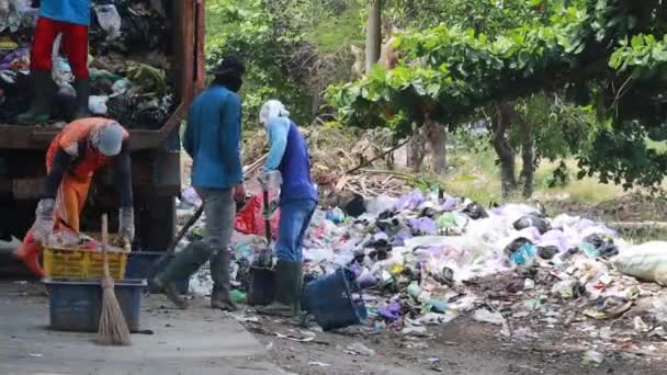 Çöp Işçisi Çöp Yığınlarını Taşırken Batang Ekim 2021 — Stok video