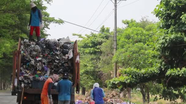 Śmieciarz Podczas Transportu Stosów Śmieci Batang Października 2021 — Wideo stockowe