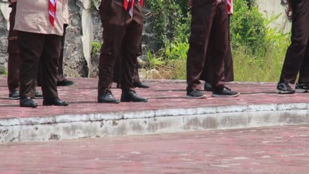 Les Pieds Scout Indonésien Lors Marche Lors Cérémonie — Video