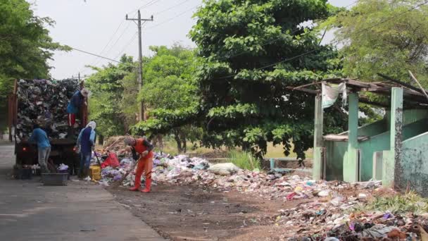 Garbage Worker While Transporting Piles Garbage Batang October 2021 — Stock Video