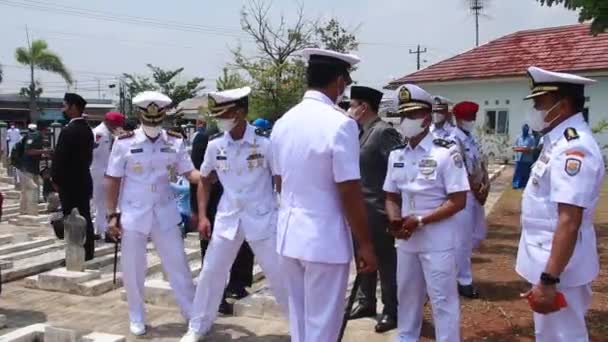 2021年10月3日インドネシア ペカロンガンの英雄墓地での巡礼と播種の際の海軍軍のメンバー — ストック動画