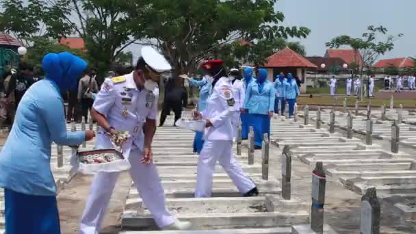 Members Navy Army Pilgrimage Sowing Flowers Hero Graveyard Pekalongan Indonesia — Stock Video