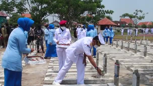 Members Navy Army Pilgrimage Sowing Flowers Hero Graveyard Pekalongan Indonesia — Stock Video