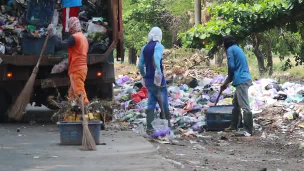 Soparbetare Vid Transport Högar Skräp Batang Oktober 2021 — Stockvideo