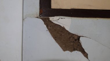 Beton duvar çöküyor. Çatlak beton eski duvar. tehlikeli, hasarlı bina yapısı.