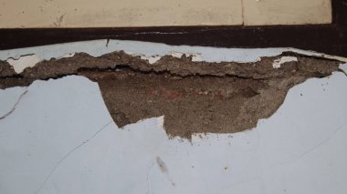 Beton duvar çöküyor. Çatlak beton eski duvar. tehlikeli, hasarlı bina yapısı.