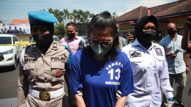 Polis tarafından tutuklanıp sorgulanan kadın suçlu, Pekalongan, 13 Ekim 2021