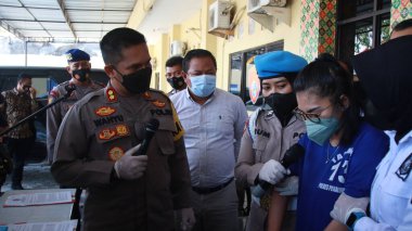 Polis tarafından tutuklanıp sorgulanan kadın suçlu, Pekalongan, 13 Ekim 2021