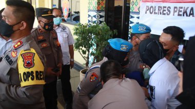 Polis tarafından tutuklanıp sorgulanan kadın suçlu, Pekalongan, 13 Ekim 2021
