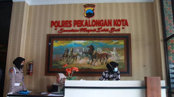 2021年10月13日ペカロンガンの警察署に勤務中のインドネシア女性警察官 — ストック写真