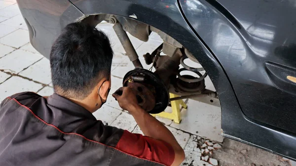 Process Changing New Tires Car Brake Repair Garage — Stock Photo, Image