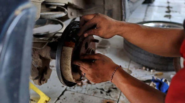 Proceso Cambio Neumáticos Nuevos Reparación Frenos Coche Garaje — Foto de Stock