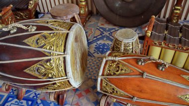 Endonezya Cava 'sından geleneksel bir müzik aleti. Endonezya 'nın Gamelan müziği. Bir dizi Cava gamelan müzik enstrümanı.