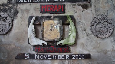 Ekim 2010 'da Mini Sisa Hartaku Müzesi' nde meydana gelen patlamada ev aletleri zarar gördü (Kalan Hazine Mini Müzesi), Yogyakarta, Endonezya, 6 Kasım 2021