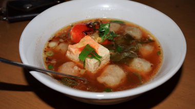  Tofu and meatball sauce served in a bowl