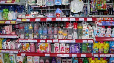  süpermarketlerde ev eşyaları, yiyecekler ve içecekler