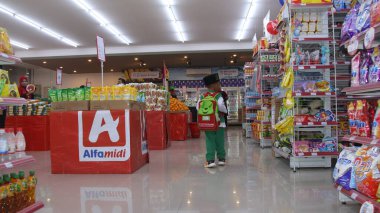 Virüs salgını sırasında alışveriş. Cerrahi maske takan insanlar süpermarketten mal alıyorlar. Aile dükkanda. Batang, 17 Ocak 2022