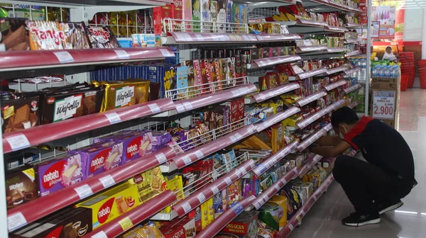 Compras Durante Brote Virus Gente Que Usa Mascarilla Quirúrgica Comprando —  Fotos de Stock