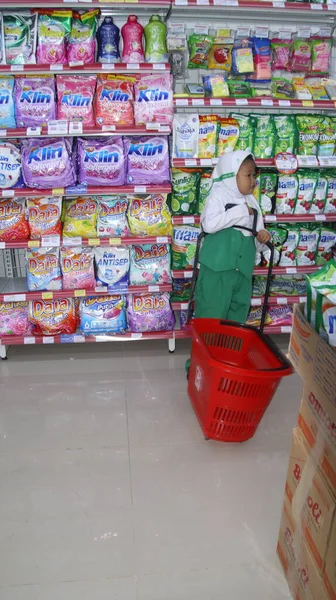 바이러스가 창궐하는 수술용 마스크를 슈퍼마켓에서 물건을 사람들 쇼핑하는 2022 — 스톡 사진
