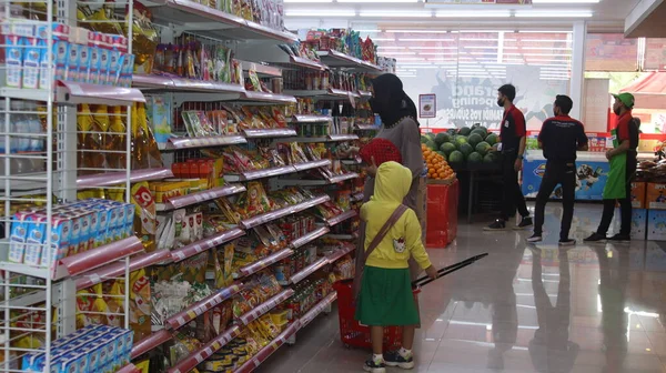 Virüs Salgını Sırasında Alışveriş Cerrahi Maske Takan Insanlar Süpermarketten Mal — Stok fotoğraf