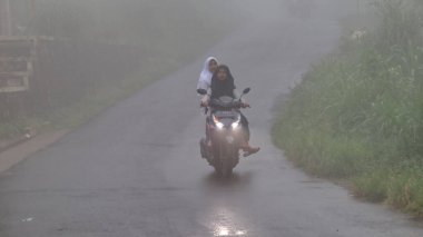 Dağlardaki sisli ve karanlık köy atmosferi, faaliyetleri sırasında sakinler, Batang, Endonezya, 5 Şubat 2022