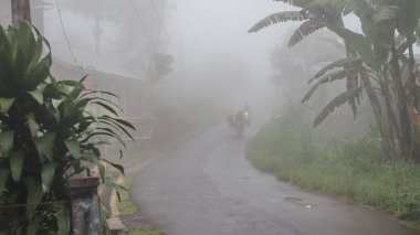 Dağlardaki sisli ve karanlık köy atmosferi, faaliyetleri sırasında sakinler, Batang, Endonezya, 5 Şubat 2022