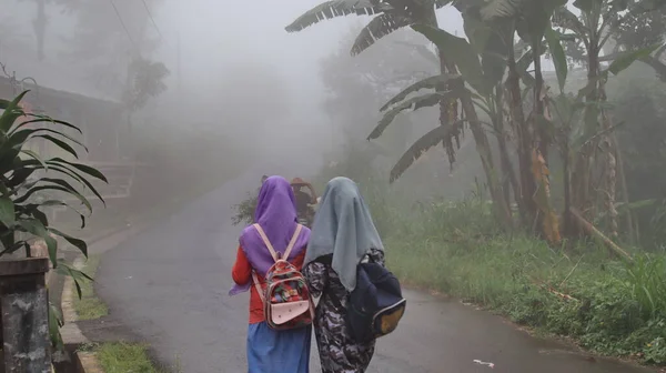 Mistige Donkere Dorpssfeer Bergen Bewoners Tijdens Hun Activiteiten Batang Indonesië — Stockfoto