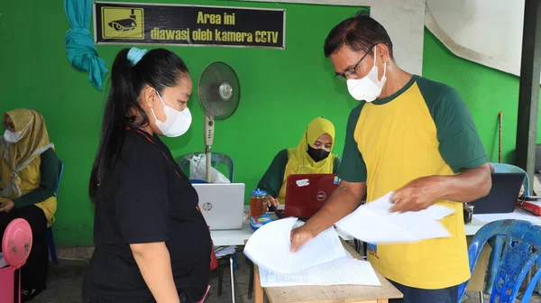 Funcionario Que Recibe Tercera Vacuna Covid Batang Indonesia 2022 —  Fotos de Stock
