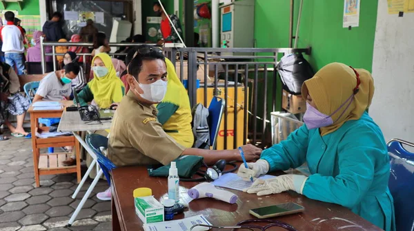 Beamter Der Den Dritten Covid Impfstoff Erhält Batang Indonesien 2022 — Stockfoto