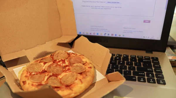 Praca Przy Biurku Laptopem Przerwa Lunch Smaczną Pizzą — Zdjęcie stockowe