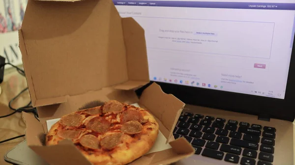 Praca Przy Biurku Laptopem Przerwa Lunch Smaczną Pizzą — Zdjęcie stockowe