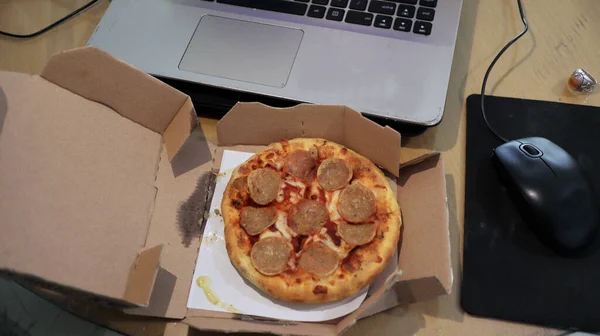 Praca Przy Biurku Laptopem Przerwa Lunch Smaczną Pizzą — Zdjęcie stockowe