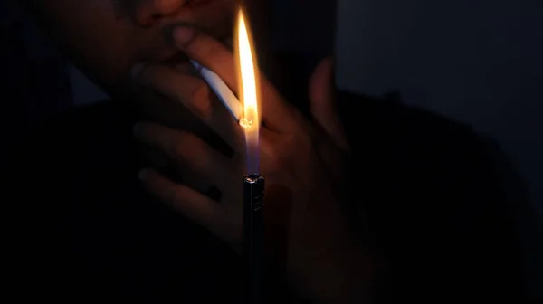 Moker Illuminazione Una Sigaretta Con Accendino Gas — Foto Stock