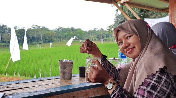 Frau Genießt Den Blick Auf Frische Grüne Reisfelder Aus Einem — Stockfoto