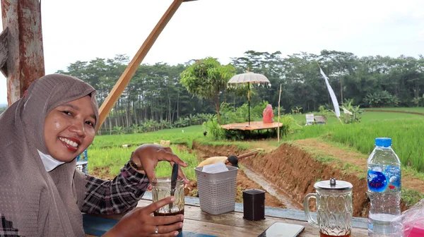 Mulher Desfrutando Vista Campos Arroz Verde Fresco Dentro Restaurante Clássico — Fotografia de Stock