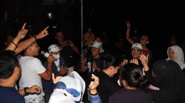 10 Aralık 2021, Salatiga, sahada dans ederek ve gece eğlenerek müzikle eğlenen bir grup insan.