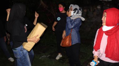 10 Aralık 2021, Salatiga, gece dans ederek ve şakalaşarak sahada müziği seven bir grup insan.