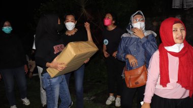 10 Aralık 2021, Salatiga, gece dans ederek ve şakalaşarak sahada müziği seven bir grup insan.