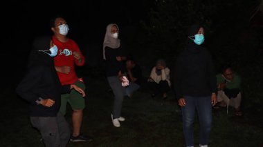 10 Aralık 2021, Salatiga, gece dans ederek ve şakalaşarak sahada müziği seven bir grup insan.