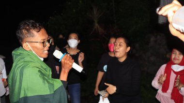 10 Aralık 2021, Salatiga, gece dans ederek ve şakalaşarak sahada müziği seven bir grup insan.