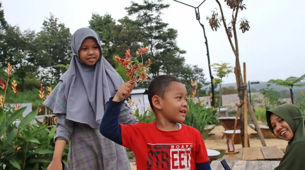 Familie Tijdens Het Ontspannen Genieten Van Speeltuin Batang Indonesië December — Stockfoto