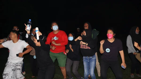 Gruppe Von Menschen Die Musik Auf Dem Feld Genießen Indem — Stockfoto