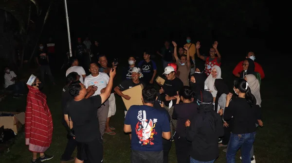 Grupo Personas Disfrutando Música Campo Bailando Divirtiéndose Juntos Por Noche —  Fotos de Stock